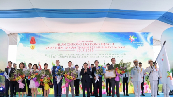 FrieslandCampina Hà Nam vinh dự đón nhận Huân chương Lao động hạng Nhì